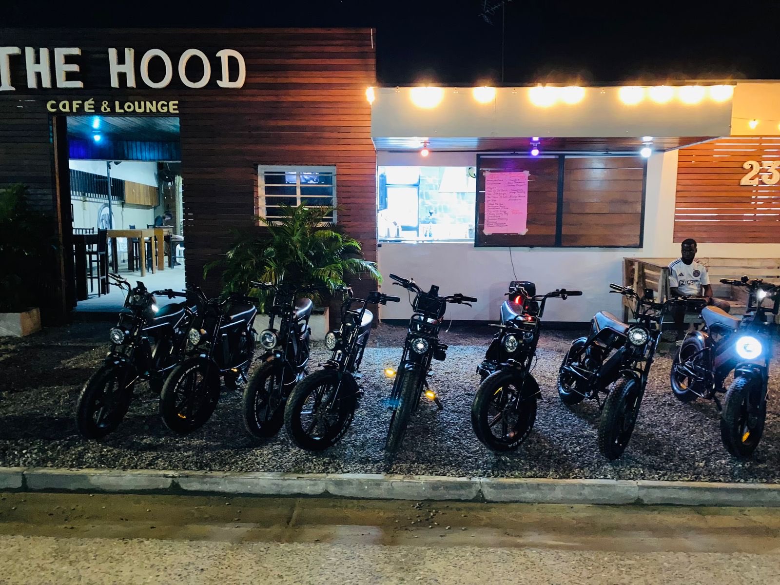 The Hood van buiten in de avond met bikes voor de deur