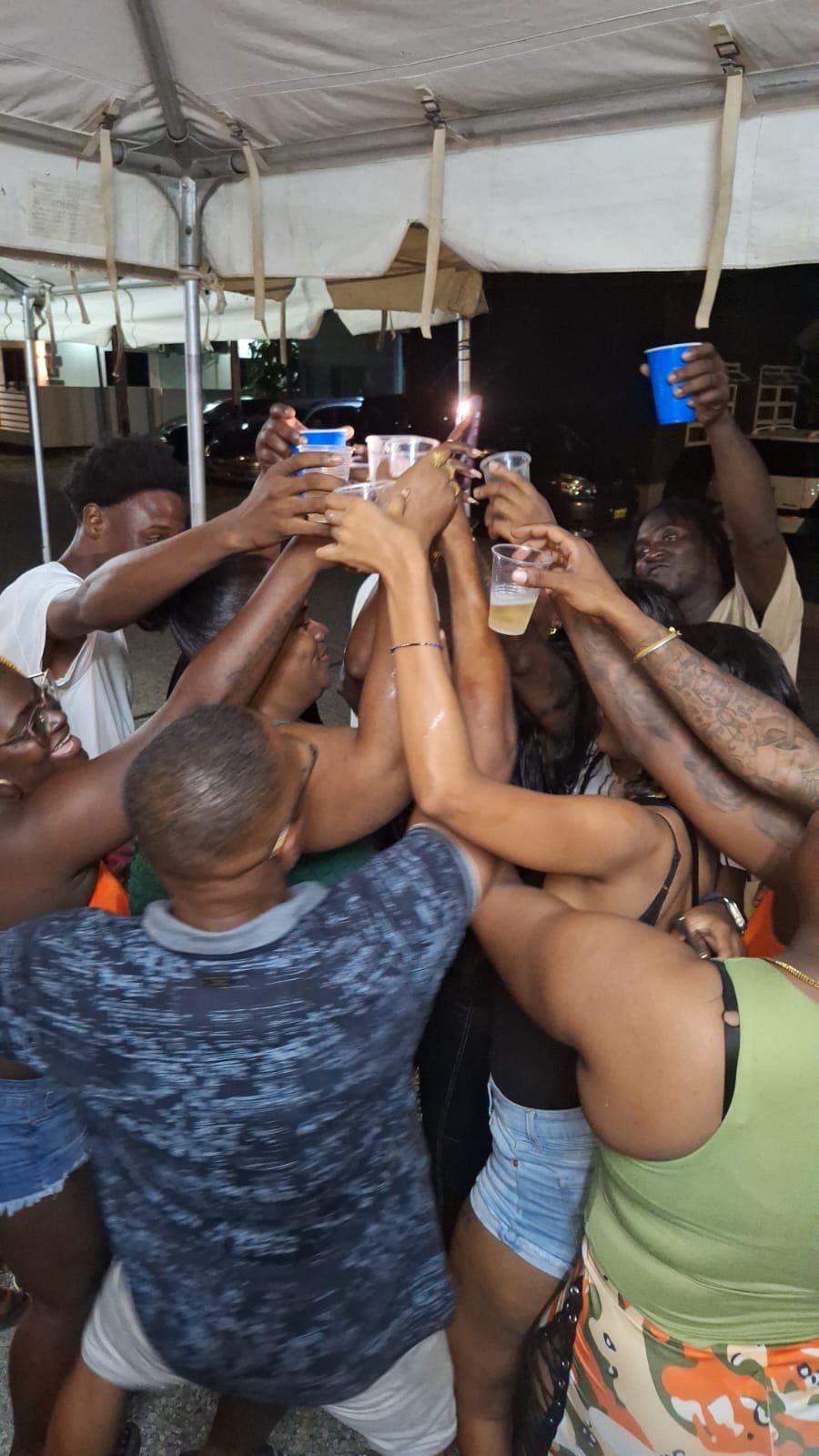 Gasten proosten met hun drankjes bij The Hood