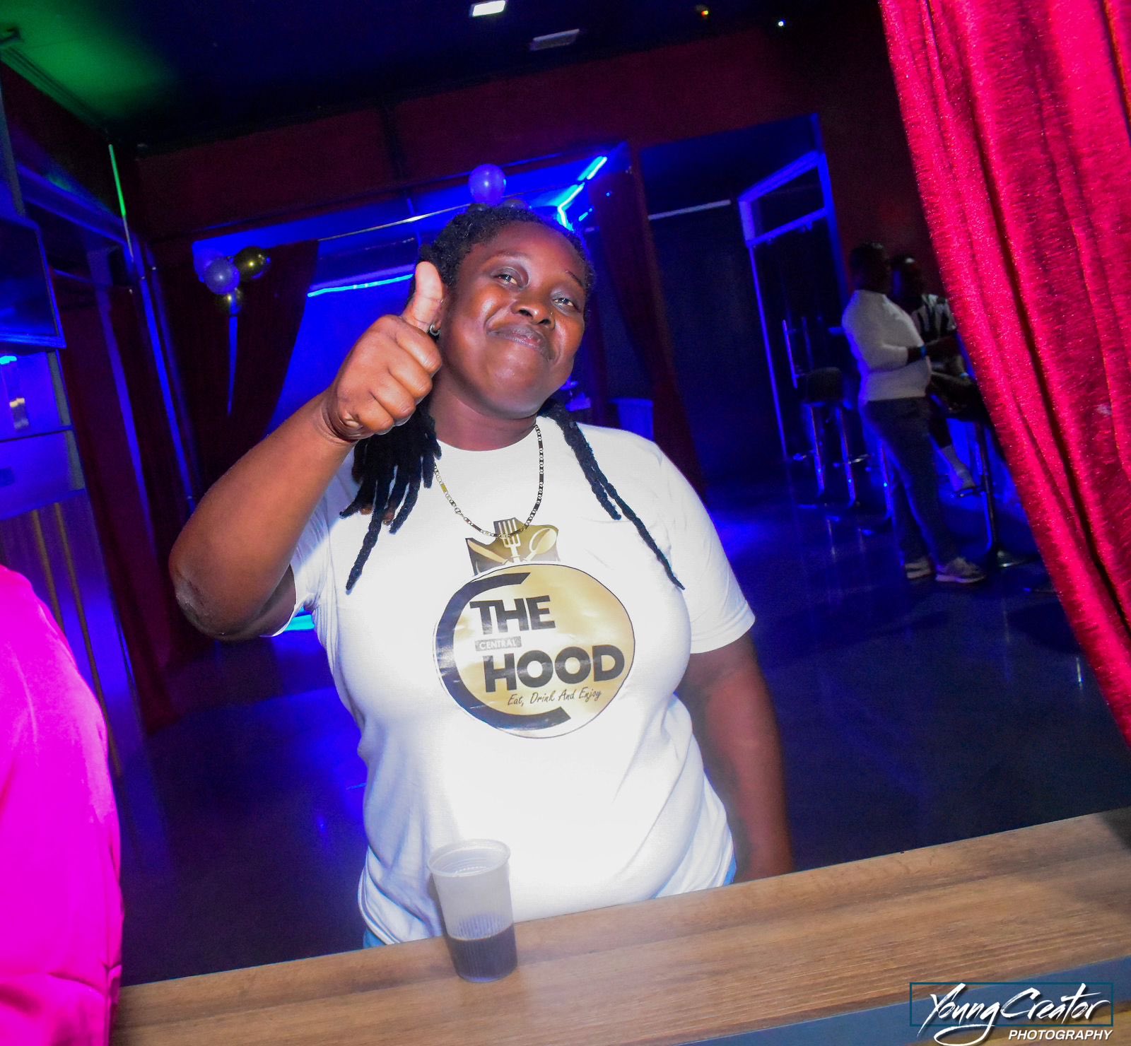 Personeel achter de bar bij The Hood